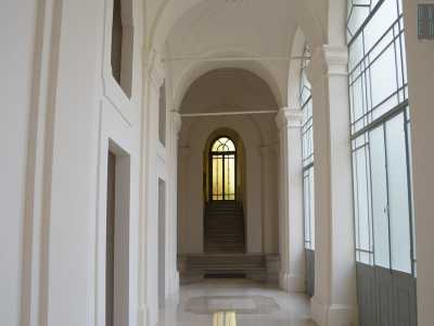 Varcando la soglia ci troviamo nell�interno completamente imbiancato e quasi spoglio. Le imponenti colonne laterali disegnano un lungo corridoio coperto da volte a crociera... 